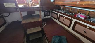 32' Rhodes sloop, inside view