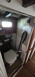 32' Rhodes sloop, view inside of head