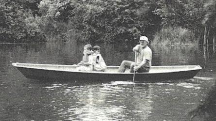 Voyager under paddle