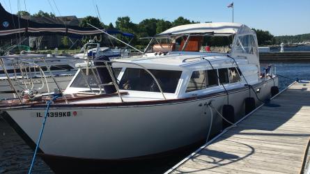 1963 Chris-Craft Futura 33', docked port side bow view