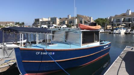 Surf Scoter Cruiser 22, docked port side bow view