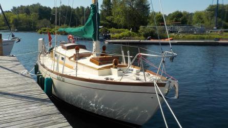Beautiful 28' sloop, docked starboard side bow view