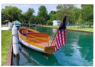 1906 ELCO ELECTRIC LAUNCH -Willow dockside stern view