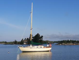 Beautiful 28' sloop, moored port side view