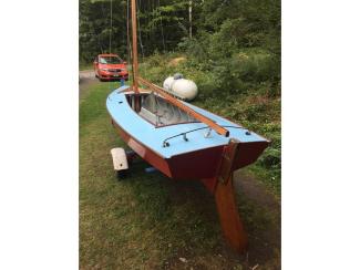 1964 C Lowndes Johnson Comet Day Sailer 16', on trailer stern port side view