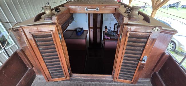 32' Rhodes sloop, from deck looking down inside