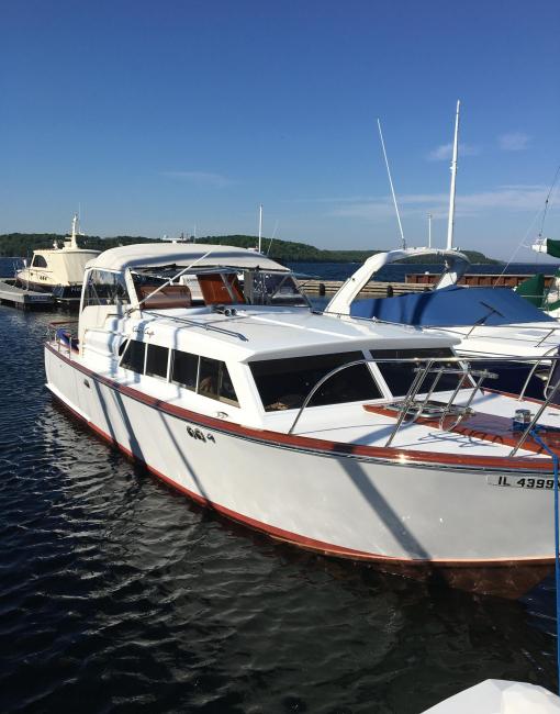 1963 Chris-Craft Futura 33', in water starboard side bow view