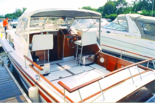 1963 Chris-Craft Futura 33', niew of deck looking toward bow