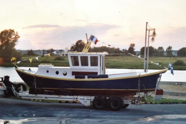 St-Pierre Dory 26' 2005, on trailer, port side view