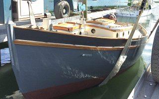 33' English style Gaff Cutter, docked view of bow port side