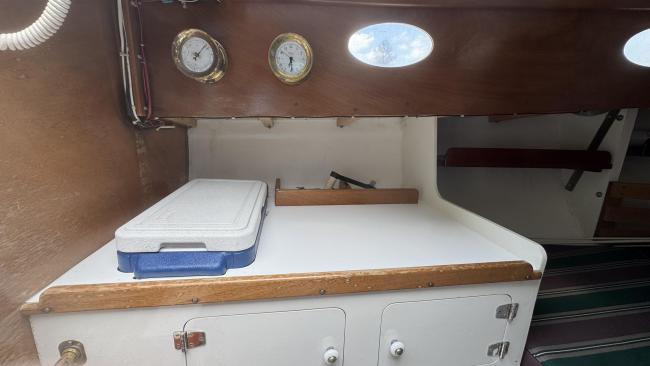 BRIDGES POINT 24, Sail #37, inside view of counter top and cooler