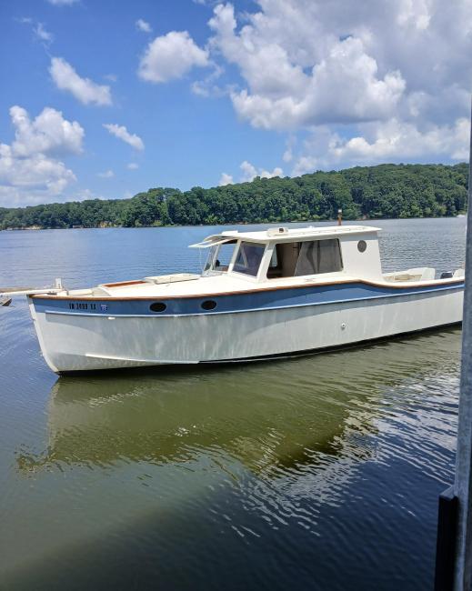 Bluejacket  27' 2008, inwater port side view
