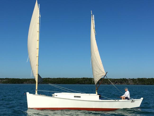 "Egret" Munroe style Sharpie 1981 , undersail, full port side view