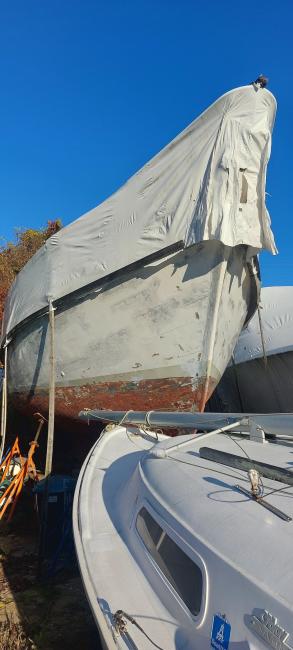 Eldridge-McInnis Magellan 35, outside covered 