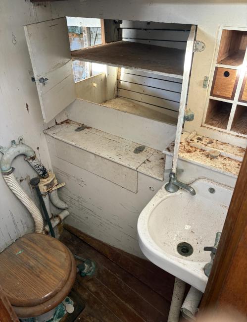 HINCKLEY 44' YAWL, head and sink