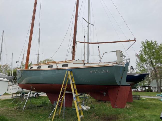 Herreshoff H-31 Cat Ketch sv/Dovetail, on stands port side view