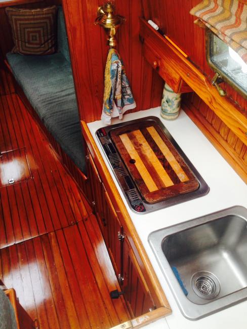 Herreshoff H-31 Cat Ketch sv/Dovetail, galley
