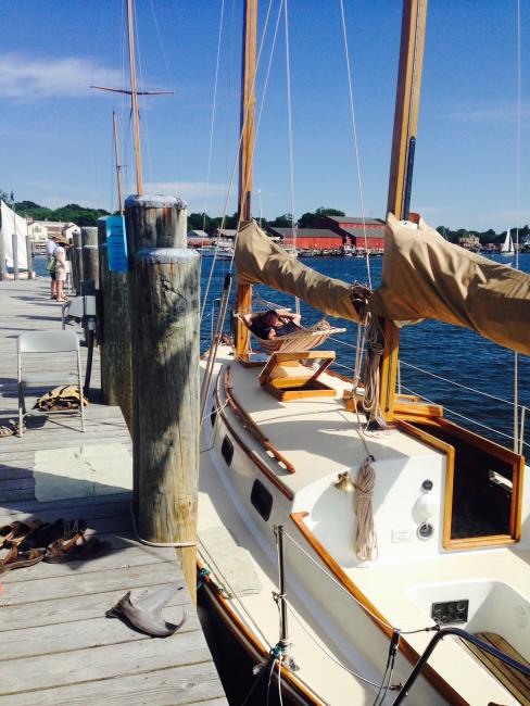 Herreshoff H-31 Cat Ketch sv/Dovetail, docked 