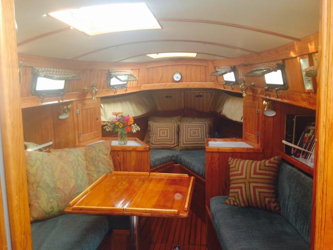 Herreshoff H-31 Cat Ketch sv/Dovetail, interior view