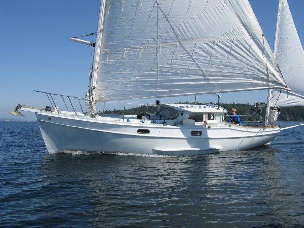 30’ BOLGER CAT-YAWL, undersail port side view
