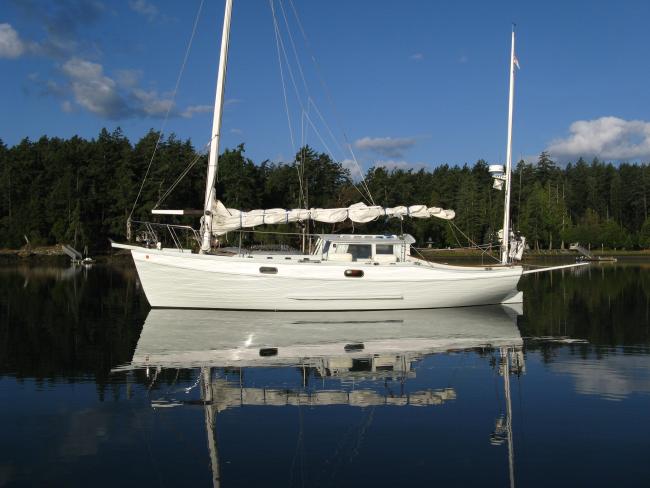 30’ BOLGER CAT-YAWL, in water, starboard side view